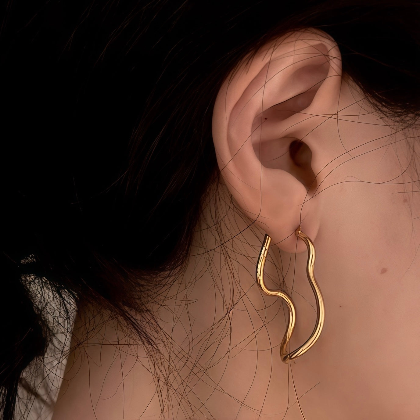Sculptural Gold Hoop Earrings – Modern Elegance Meets Minimalist Design
