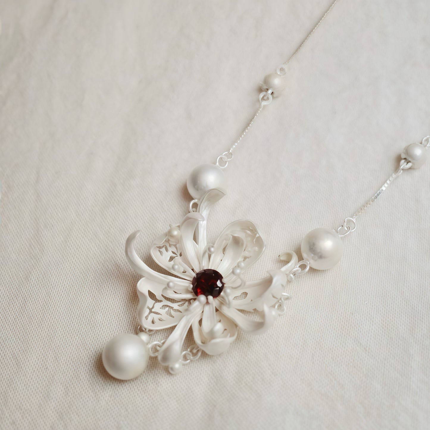 Poetic Bloom Necklace – Silver Floral Pendant with Drops