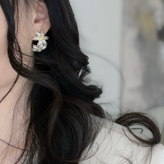 Blooming Pearl Hoop Earrings – Floral Elegance in Every Detail