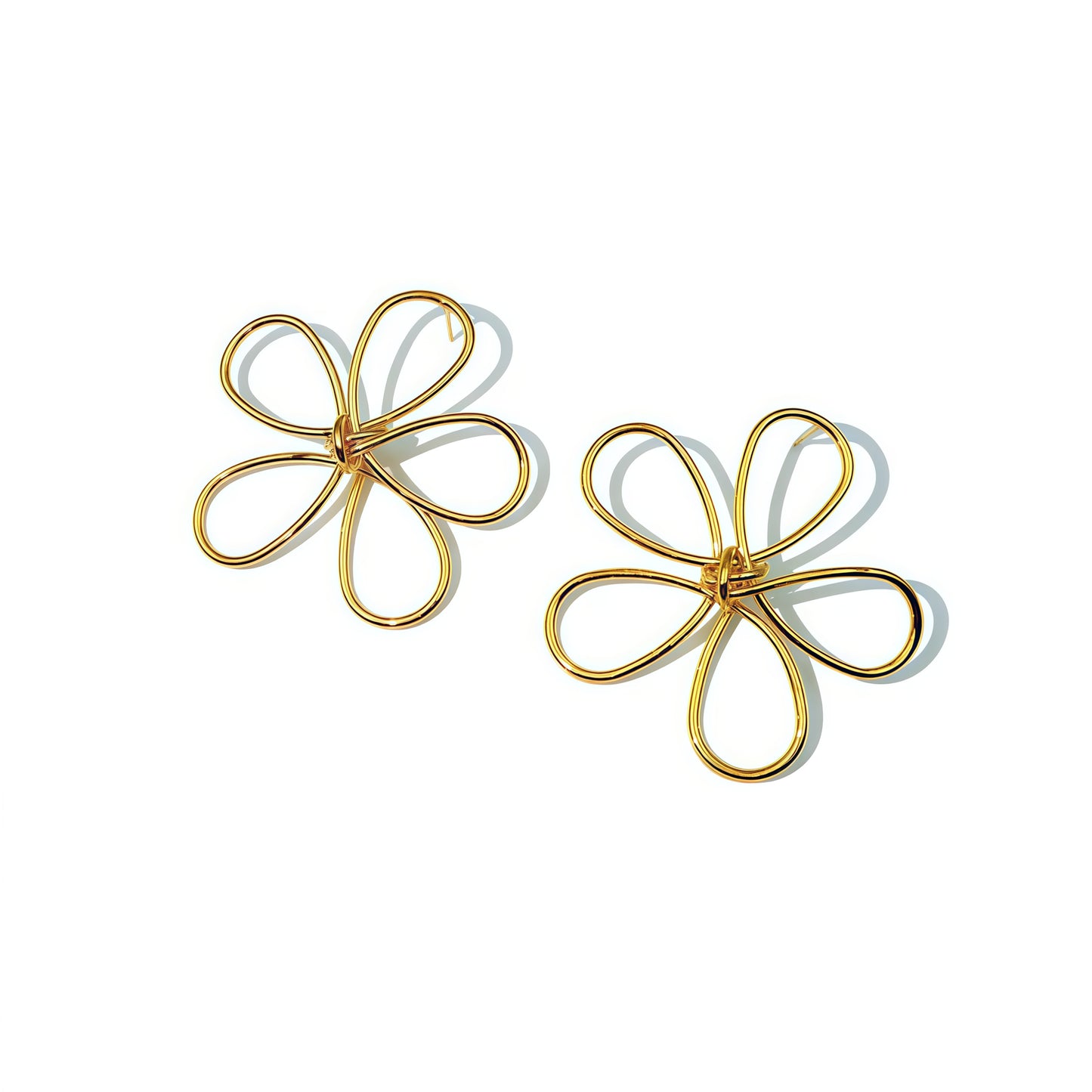 Handformade örhängen med blommig tråd