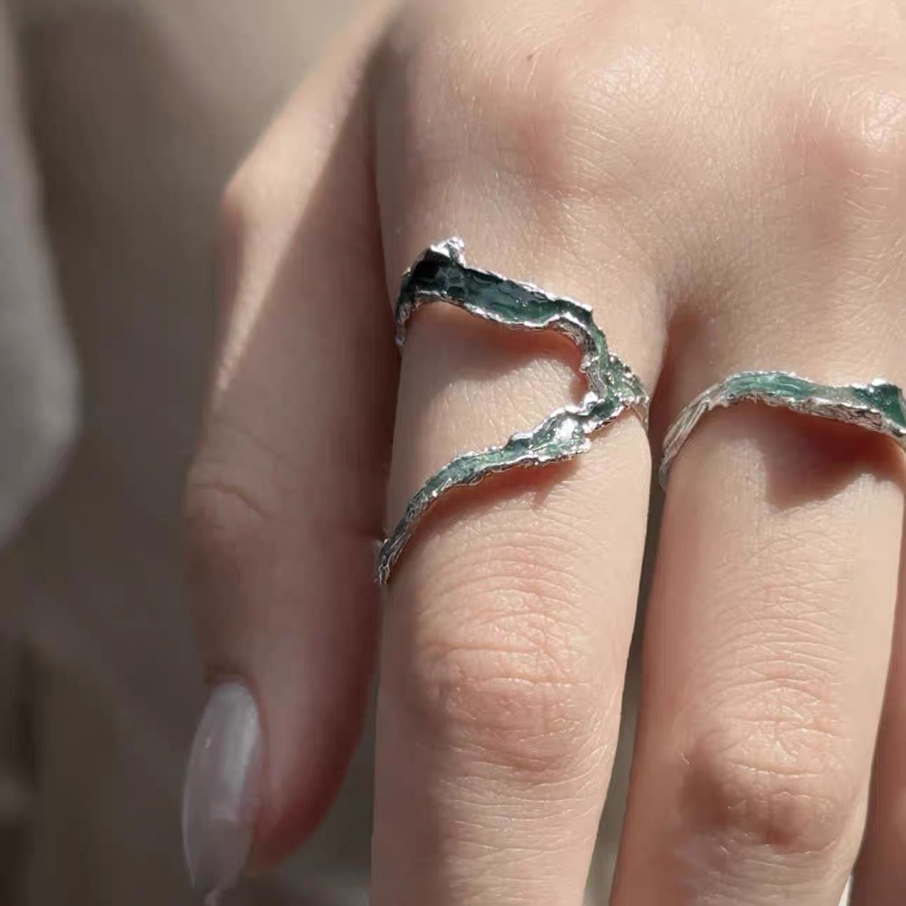 Sølvring med flydende flod – Håndlavet organisk design