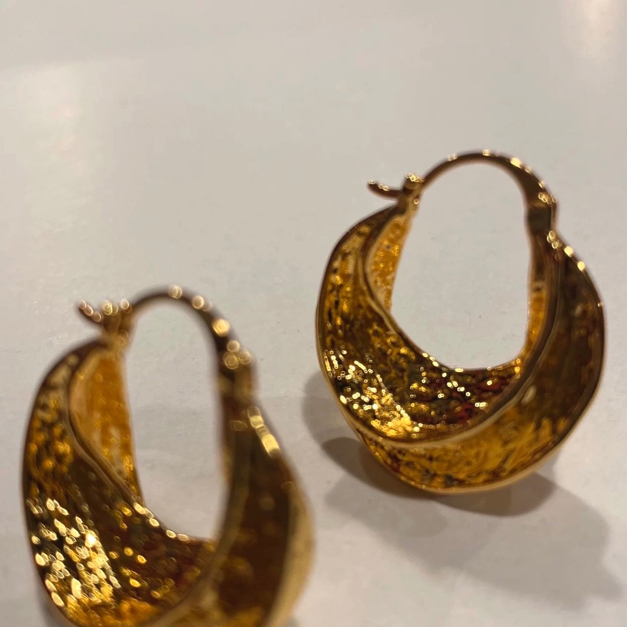 Golden Wave Hoop Earrings – Sculptural Elegance in Motion