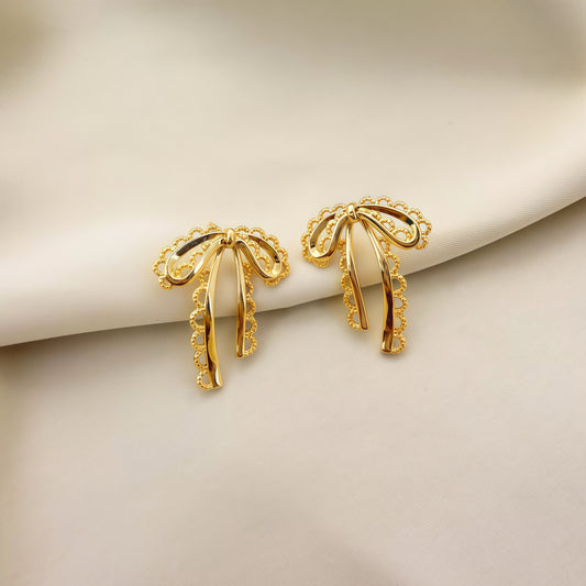 Båndøreringe med blondebånd – Skulptural Elegance in Motion