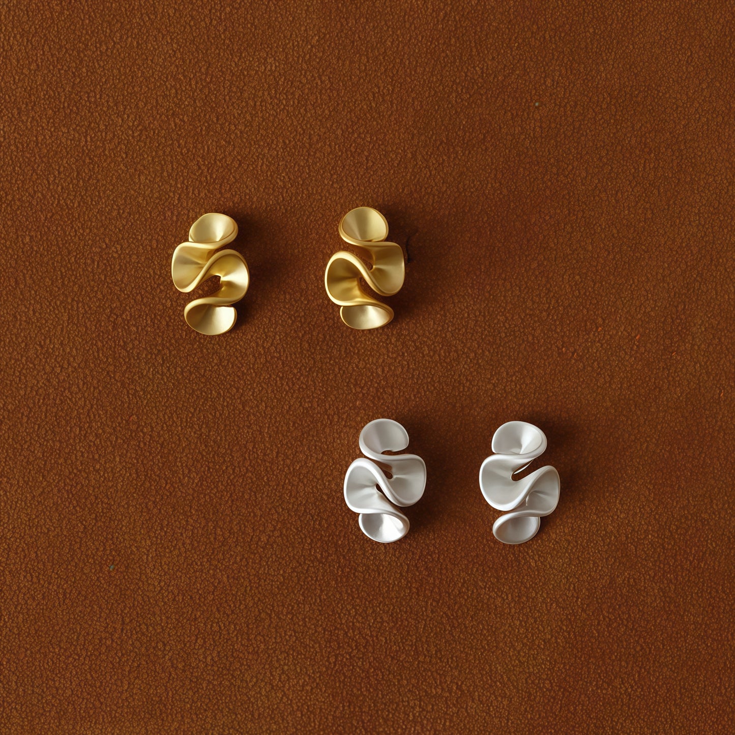 Creme Blomst Øreringe – Guld &amp; Sølv