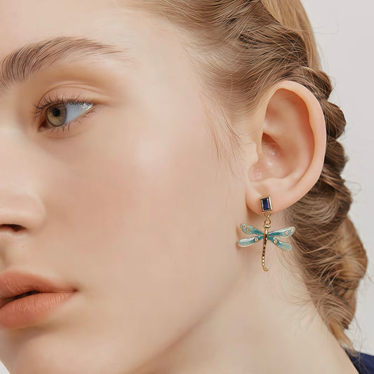 Örhängen med smaragdgröna himmelsländor – Bärbar konst inspirerad av naturen