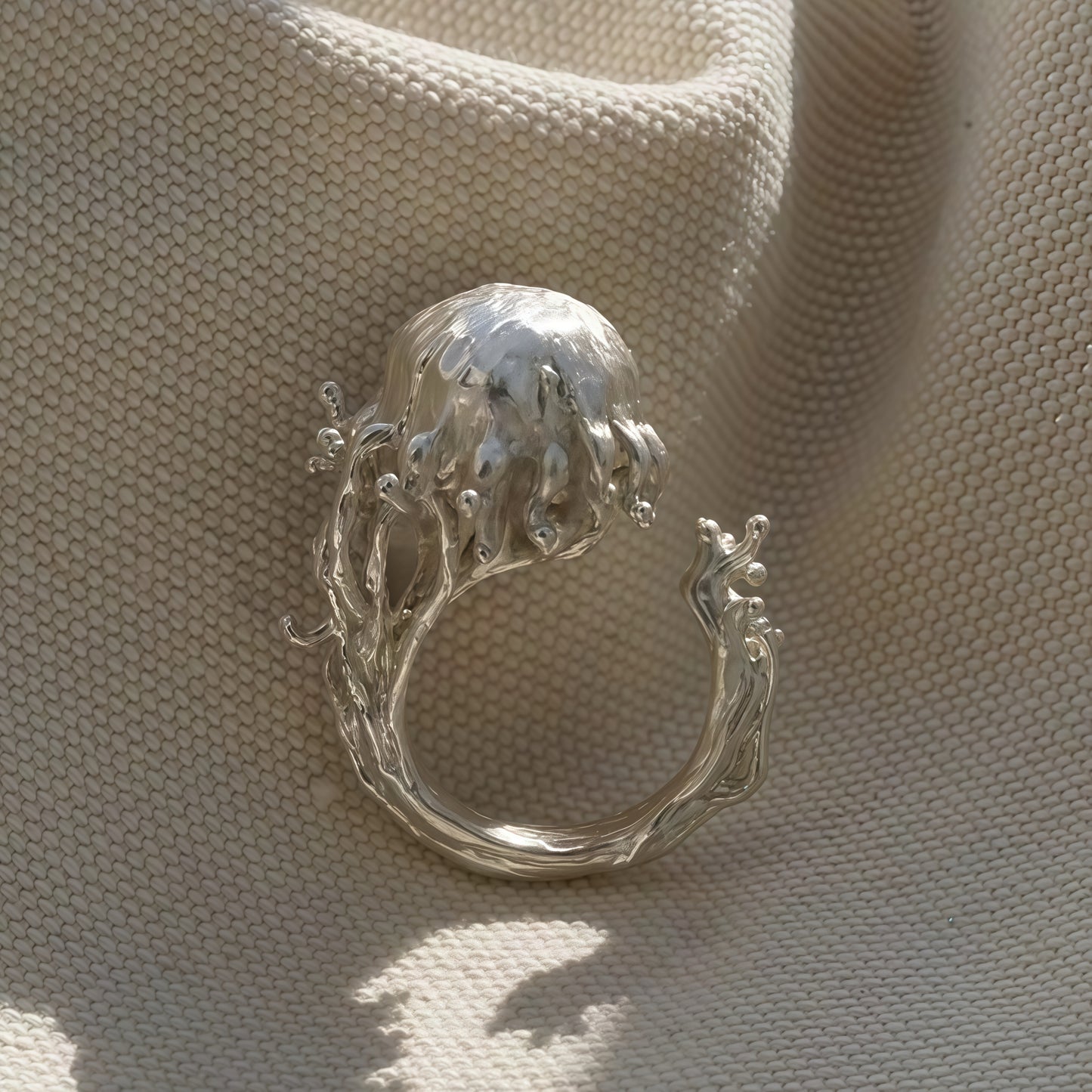Abyssal Jellyfish Ring – The Dance of Light and Fluidity