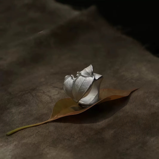 Hviskende blade ring – Statement smykker i sterlingsølv