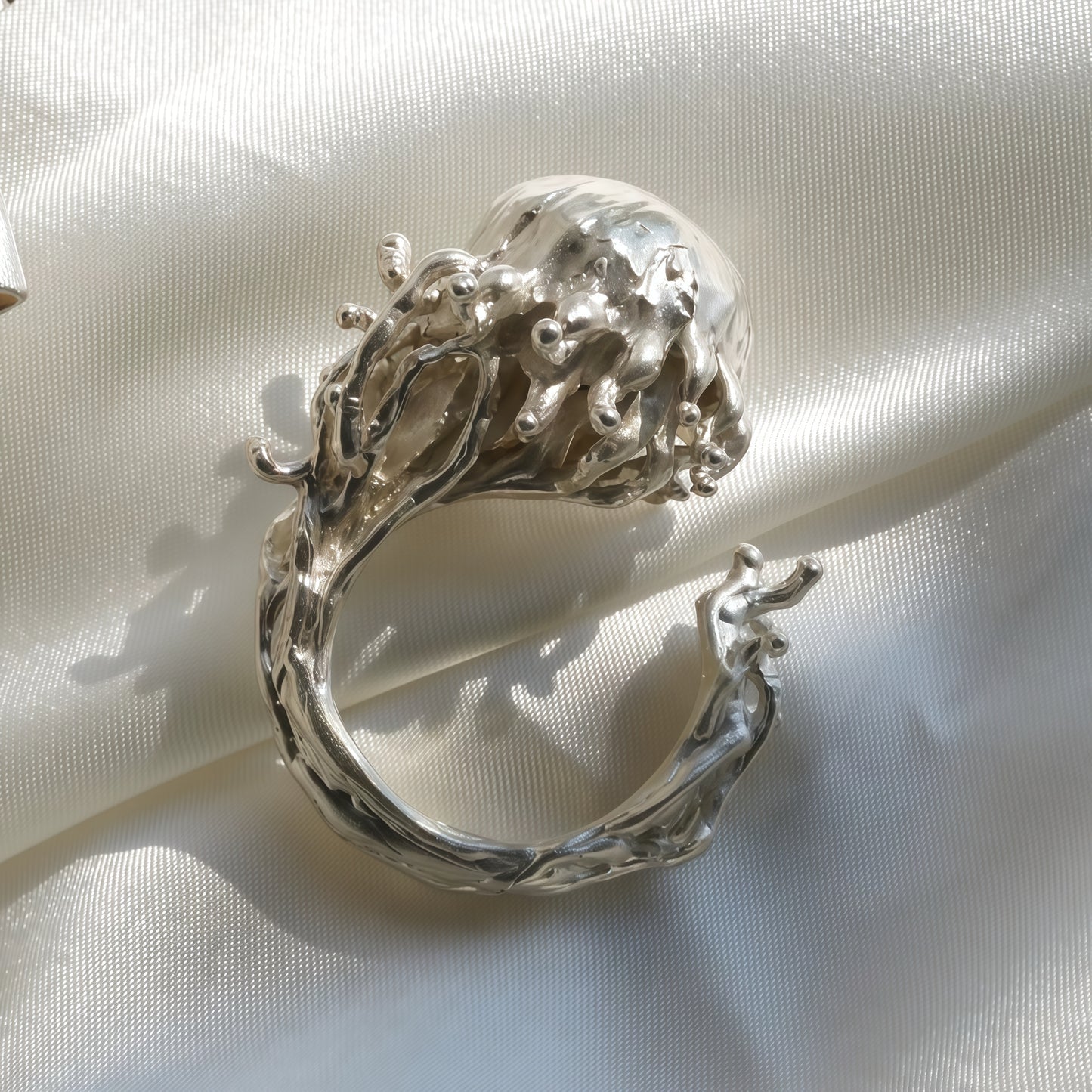 Abyssal Jellyfish Ring – The Dance of Light and Fluidity