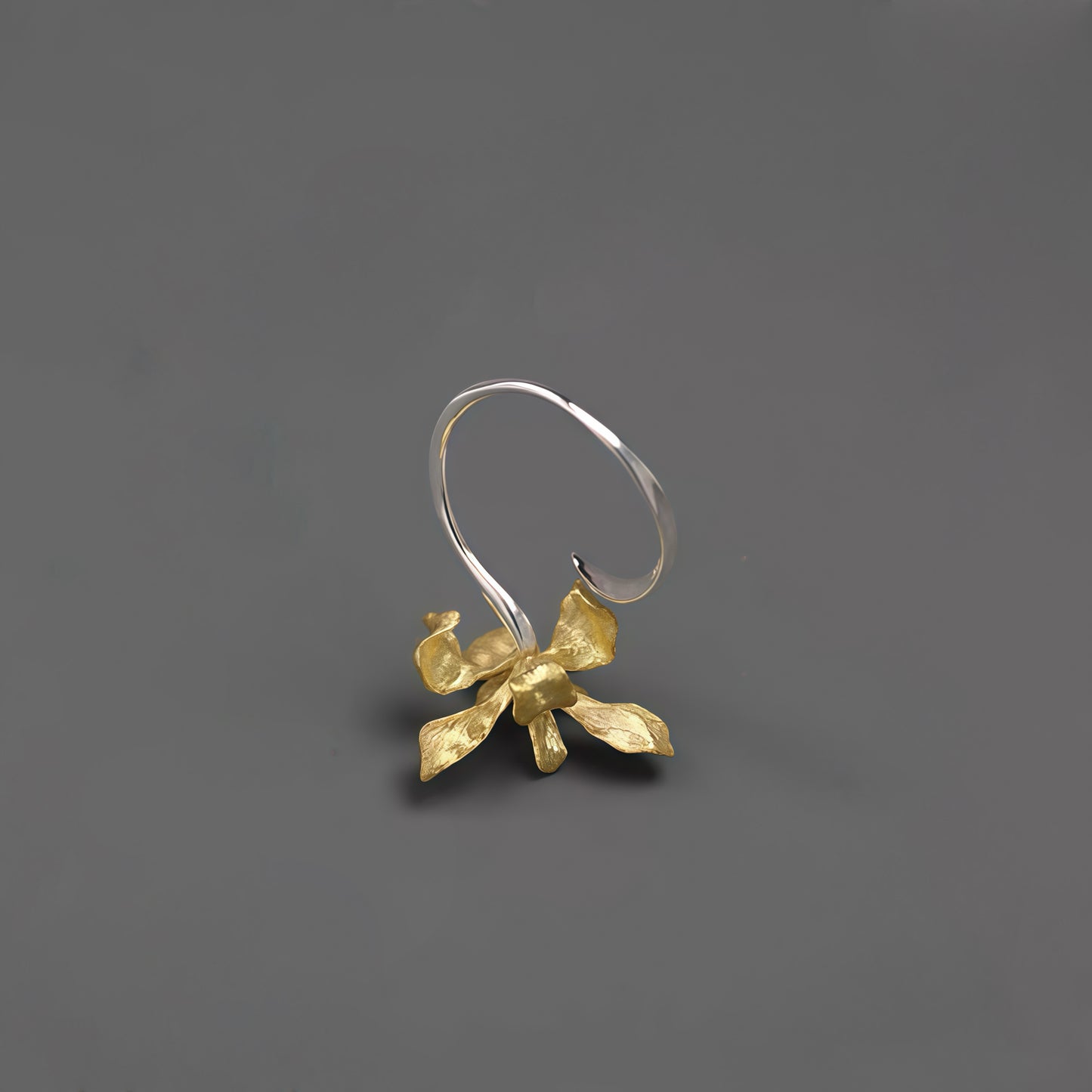 Iris Bloom Ring – Skulpterad elegans i silver och guld