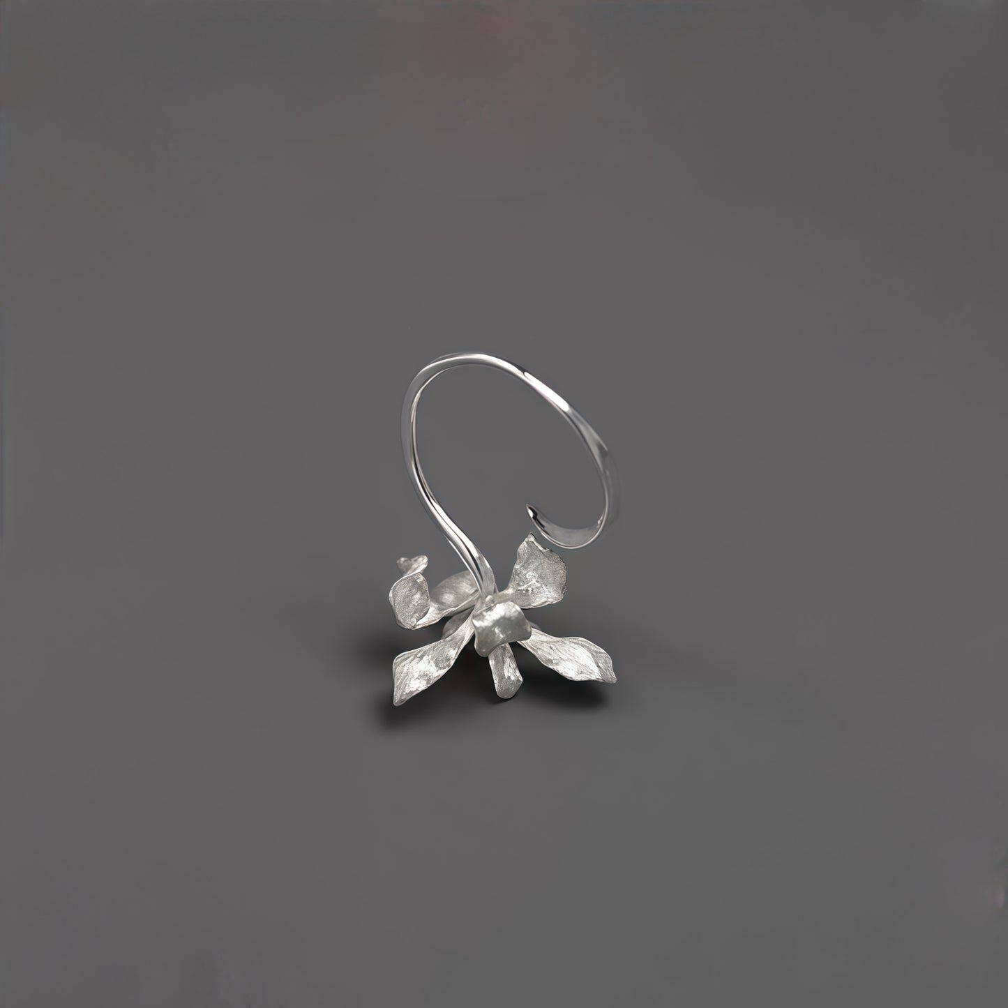 Iris Bloom Ring – Skulpterad elegans i silver och guld