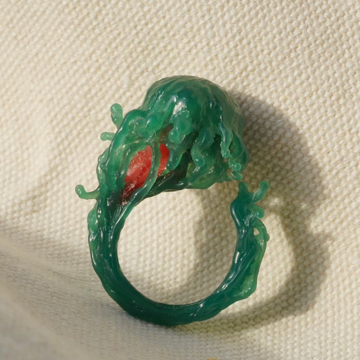 Abyssal Jellyfish Ring – The Dance of Light and Fluidity