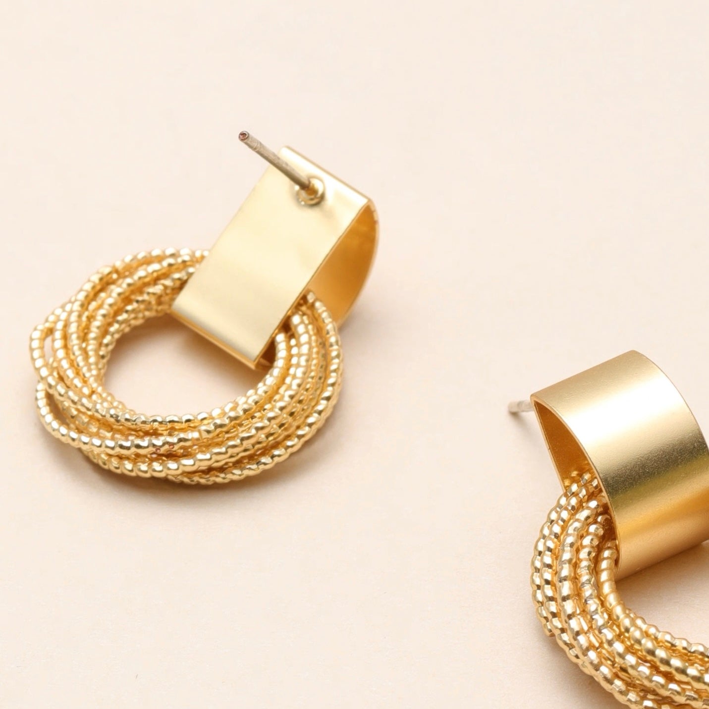 Circle Dance Earrings – A Rhythmic Play of Light and Form