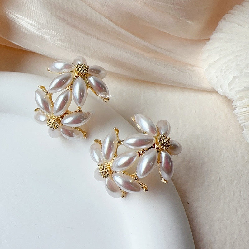Blooming Pearl Hoop Earrings – Floral Elegance in Every Detail